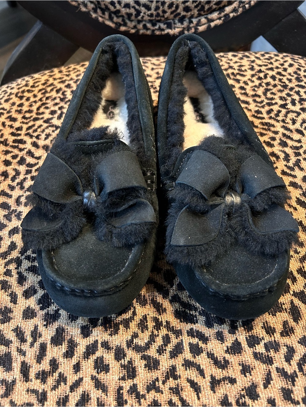 UGG Ansley Heritage Bow Black Suede Slippers women’s 7 NWOT